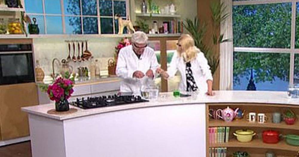Holly Willoughby causes frenzy after forgetting social-distancing rules on This Morning - www.dailyrecord.co.uk