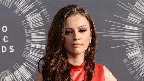 Singer Cher Lloyd says her father is ‘seriously unwell’ in hospital - www.breakingnews.ie