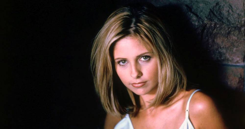 Sarah Michelle Gellar Just Slayed in Buffy’s Dress From the Season 1 Finale 2 Decades After It Aired - www.usmagazine.com