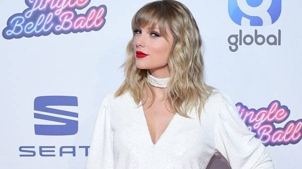 Taylor Swift raises a glass as fans speculate new music is imminent - www.breakingnews.ie