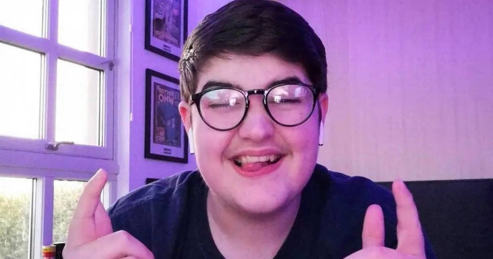 'It's crisps you f****ing tosser' Scots teen attempts accent challenge in hilarious Tik Tok video - www.dailyrecord.co.uk - Scotland - USA