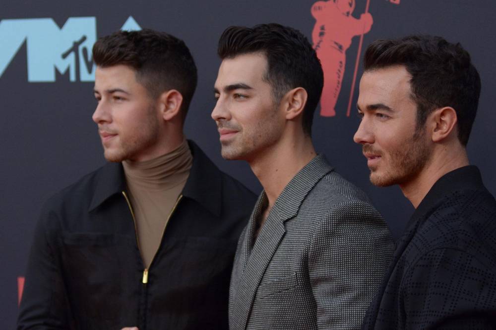 Jonas Brothers offer up barbecue skills for the All-In Challenge - www.hollywood.com