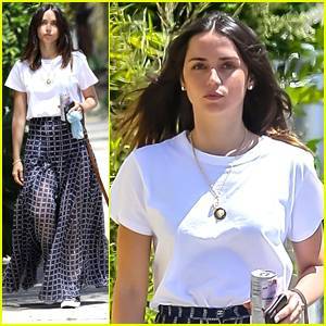 Ana de Armas Snaps Cute Selfie While On A Walk With Dog Elvis - www.justjared.com - Los Angeles