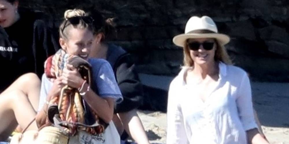 Robin Wright Meets Up With Daughter Dylan Penn at the Beach - www.justjared.com - Los Angeles