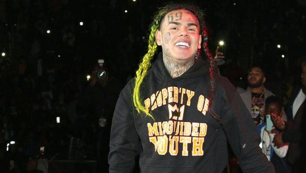 Tekashi 6ix9ine Flashes Handfuls Of Cash Shows Outside Of Secret Hideaway In New Pic - hollywoodlife.com