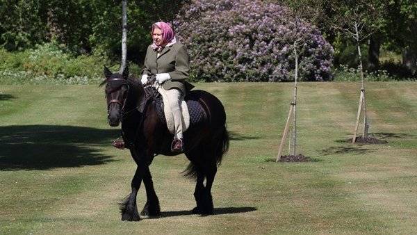 Queen Elizabeth II pictured riding pony in first public appearance since lockdown began - www.breakingnews.ie