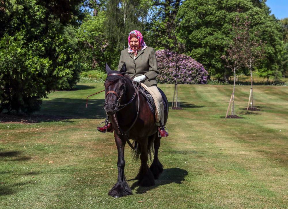 Queen Elizabeth Enjoys A Horseback Ride In Newly Released Pictures - etcanada.com