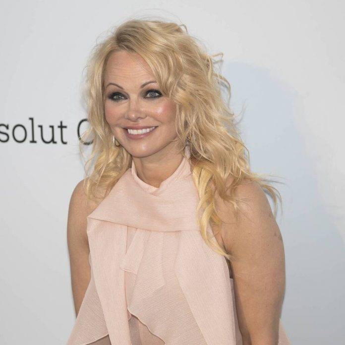 Pamela Anderson denies marriage to Jon Peters - www.peoplemagazine.co.za - New York - California