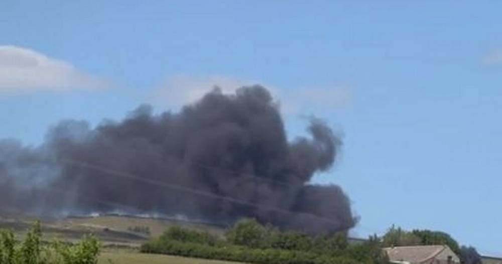 Huge plumes of smoke as fire breaks out on farm in Littleborough - www.manchestereveningnews.co.uk - Manchester