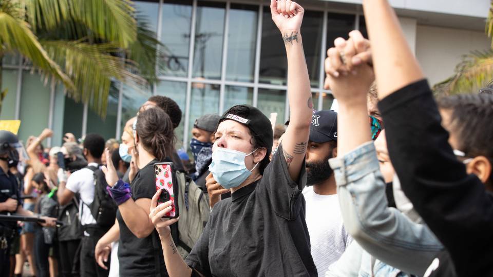 Halsey Called Out Fans Who Asked For Selfies With Her at Protests For George Floyd - stylecaster.com - Los Angeles