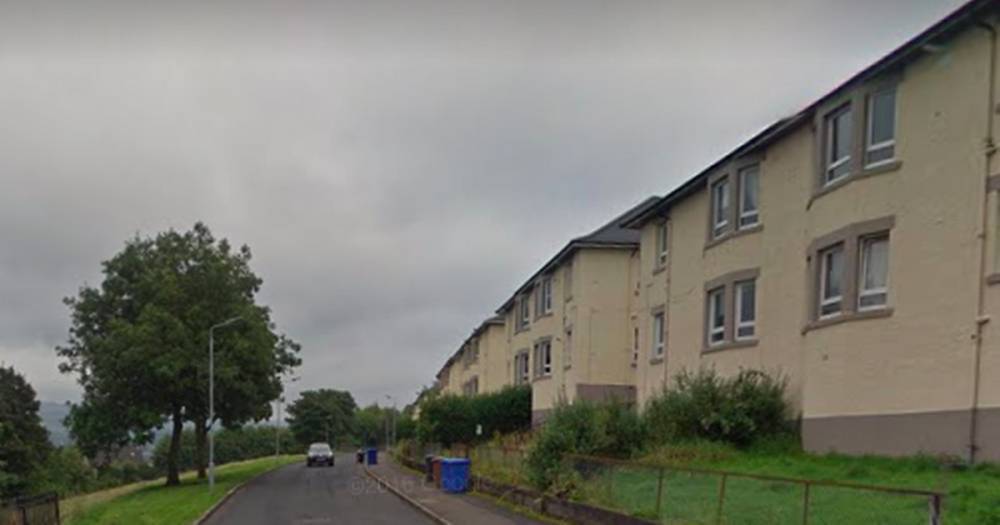 Cops hunt group of thugs after late-night weapons attack in Dumbarton - www.dailyrecord.co.uk - Scotland