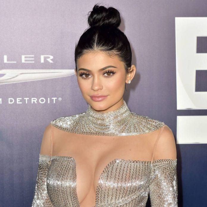 Kylie Jenner criticised for beauty company’s lack of black employees - www.peoplemagazine.co.za