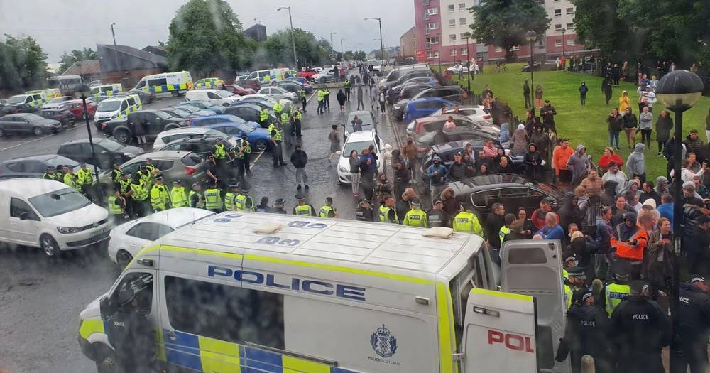 Cops swarm Glasgow street after huge vigilante protest outside block of flats - www.dailyrecord.co.uk