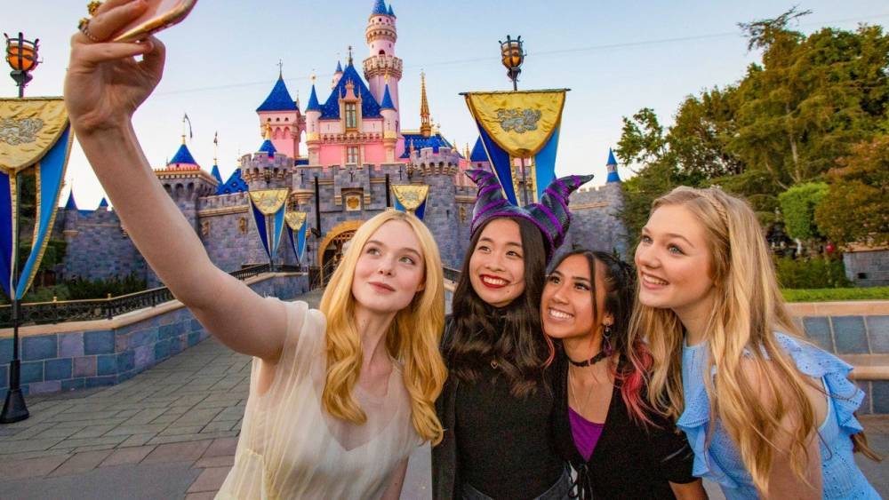 Disneyland Announces Plans to Reopen July 17 - etonline.com - California - city Downtown