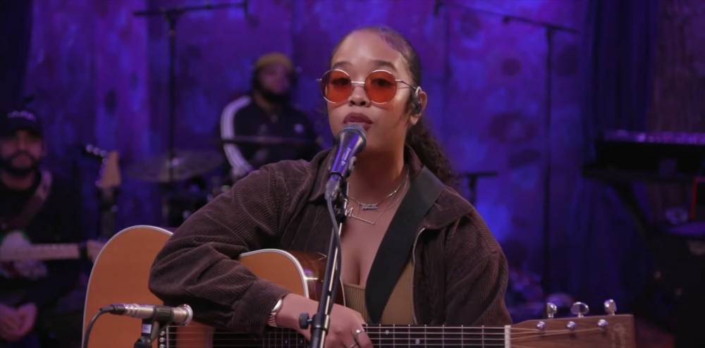 H.E.R. Debuts ‘I Can’t Breathe’ At Living Room Concert: ‘I Wrote This Song To Make A Mark In History’ - etcanada.com