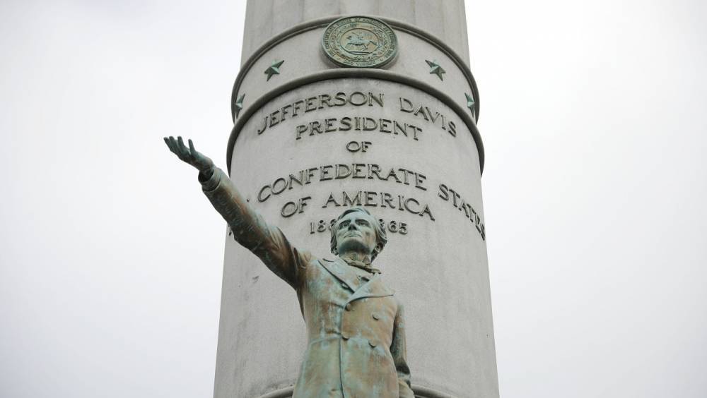 Jefferson Davis Statue Torn Down in Richmond, Virginia - www.hollywoodreporter.com - Virginia - city Portsmouth - Richmond, state Virginia