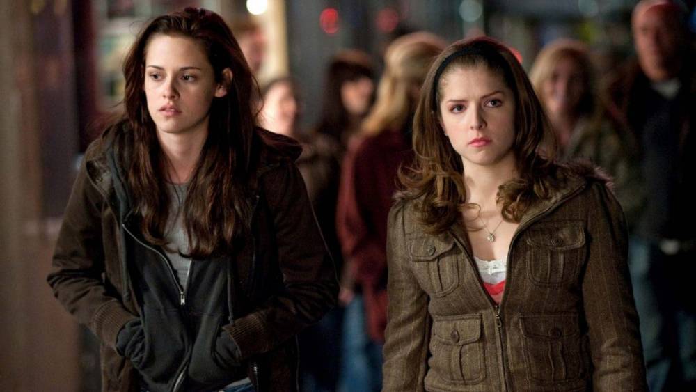 Anna Kendrick Reflects on First Twilight Film, Shares What On-Set Experience Bonded the Cast - www.etonline.com - Indiana - state Oregon - county Stanley