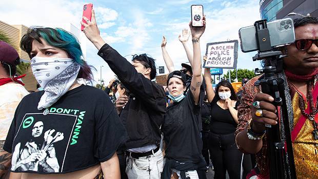 Halsey Calls Out Fans Who Asked For Selfies With Her At George Floyd Protests - hollywoodlife.com - Los Angeles