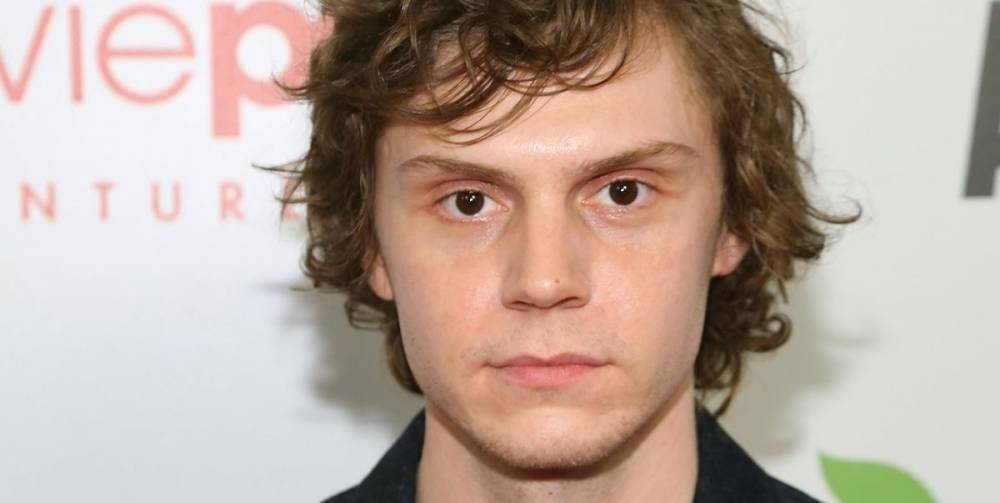 Twitter Is So Upset at Evan Peters for Sharing a Video of the Police Tackling Protestors - www.cosmopolitan.com - USA