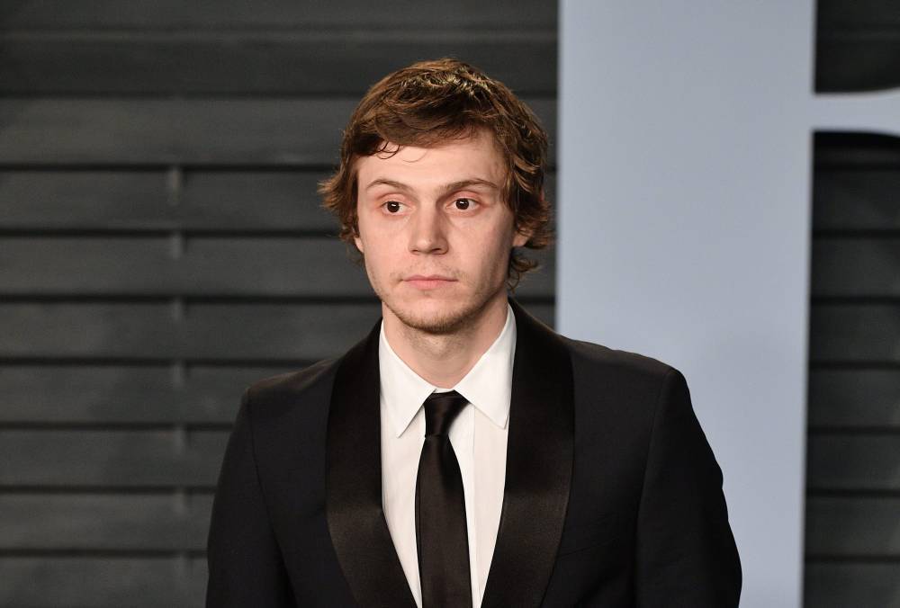 Evan Peters Apologizes After Backlash When He ‘Unknowingly’ Retweeted Video Praising Cop Tackling Protestor - etcanada.com - USA - county Story