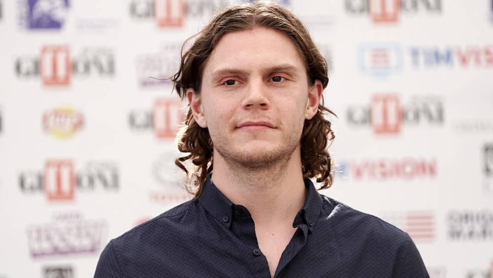 Evan Peters apologizes after retweeting video slamming 'piece of s--- looters' chased by police - www.foxnews.com - Los Angeles