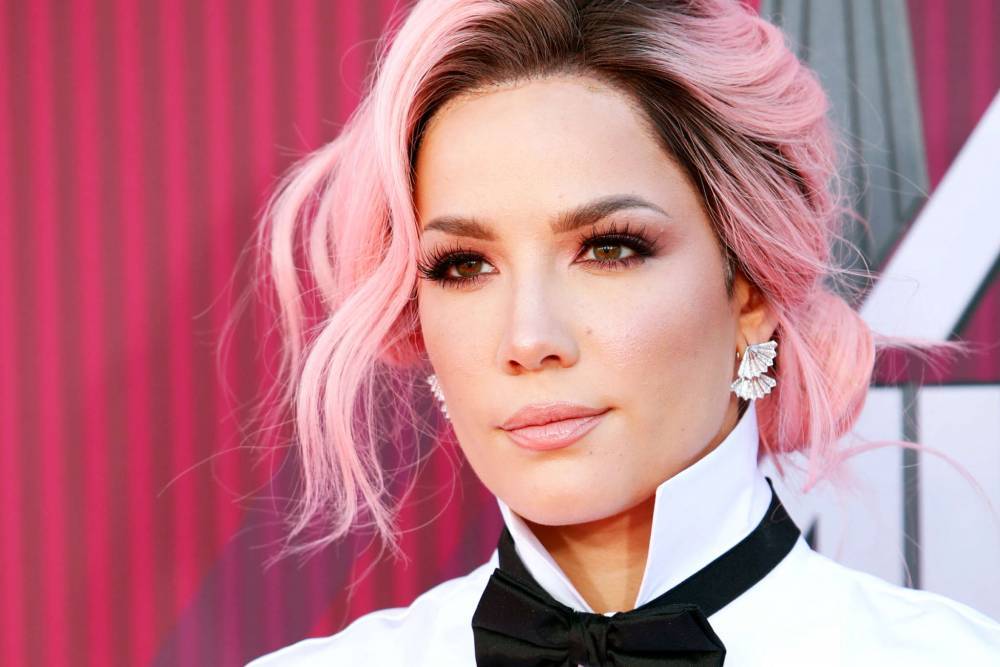 Halsey Slams Fans Who Ask To Take Pics With Her While Protesting – ‘Don’t Even Ask!’ - celebrityinsider.org