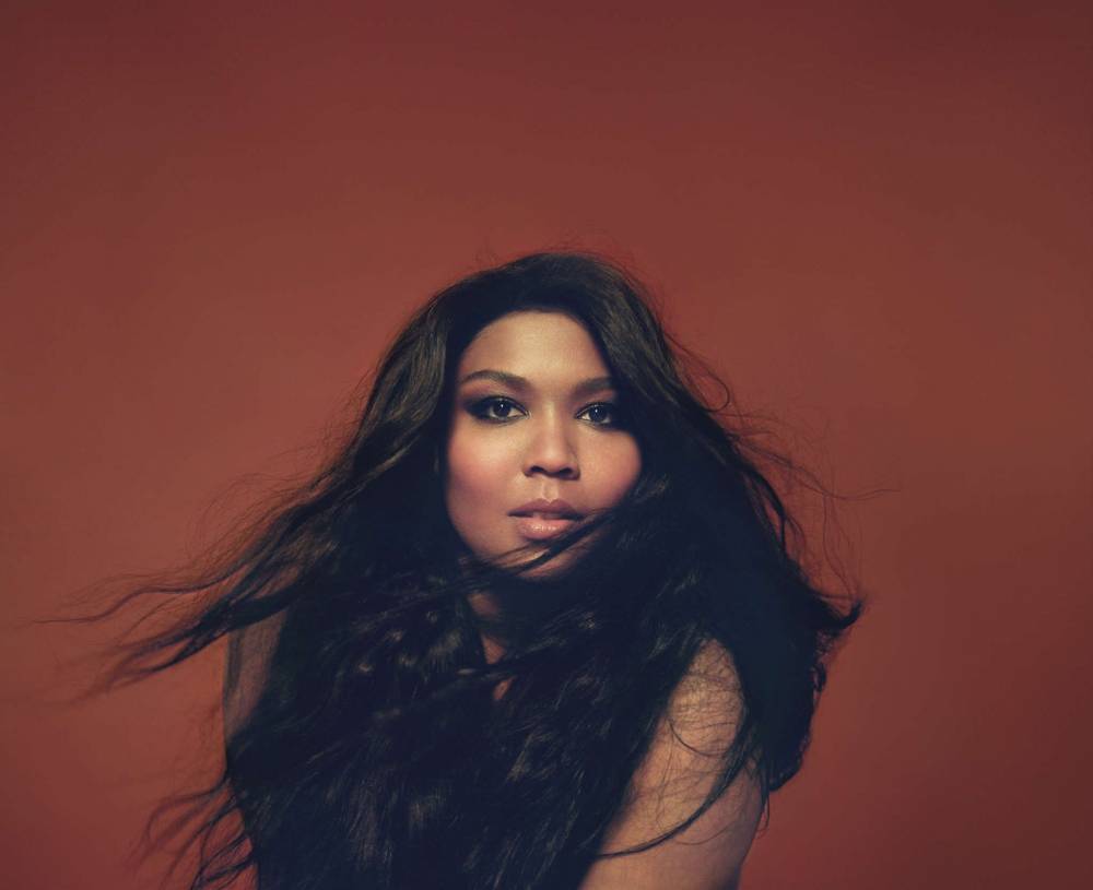 Lizzo Sheds Tears Over The Police Still Using Excessive Force Against Peaceful Protesters In New Video - celebrityinsider.org - Minneapolis