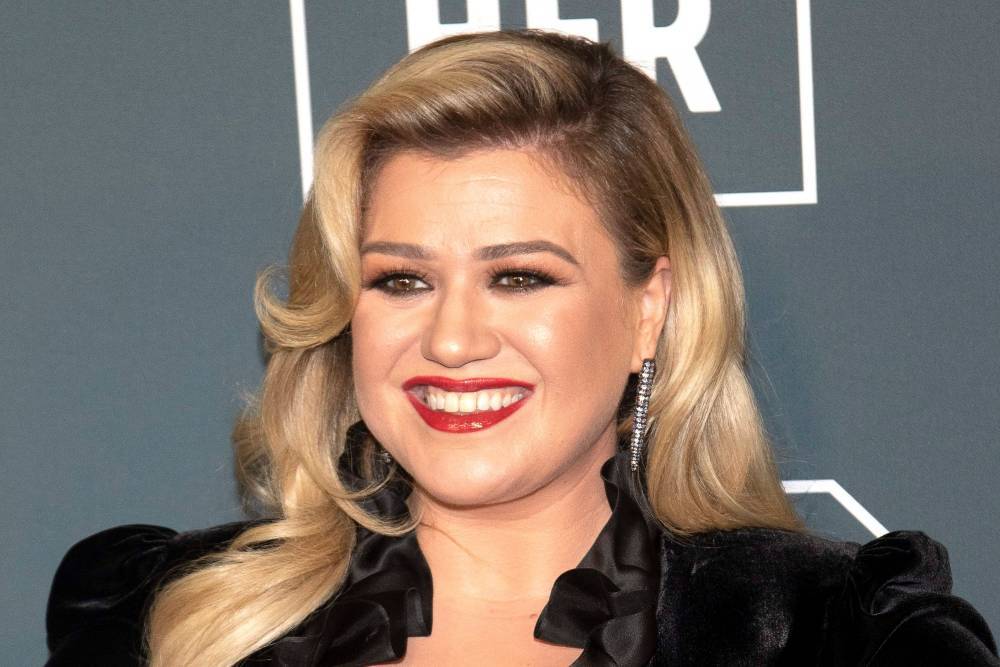 Kelly Clarkson Calls Out Police And The Looters ‘Taking Advantage’ Of Protests - etcanada.com - Kansas City