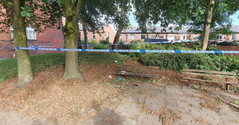 Police tape off scene after man found bleeding in the road - www.manchestereveningnews.co.uk - county Oldham