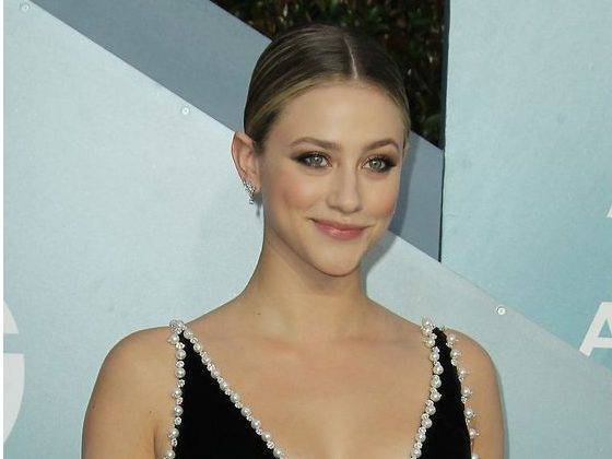 Lili Reinhart comes out as bisexual days after split from 'Riverdale' co-star Cole Sprouse - canoe.com - Los Angeles