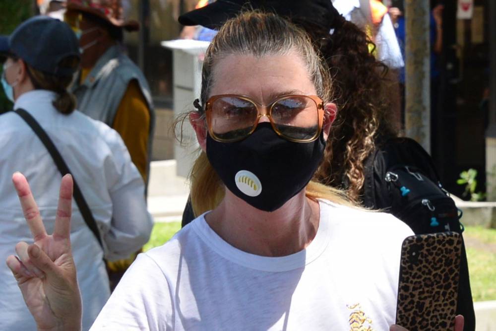 Ellen Pompeo Takes A Knee With ‘Black Lives Matter’ Protesters In Los Angeles - etcanada.com - Los Angeles - Los Angeles