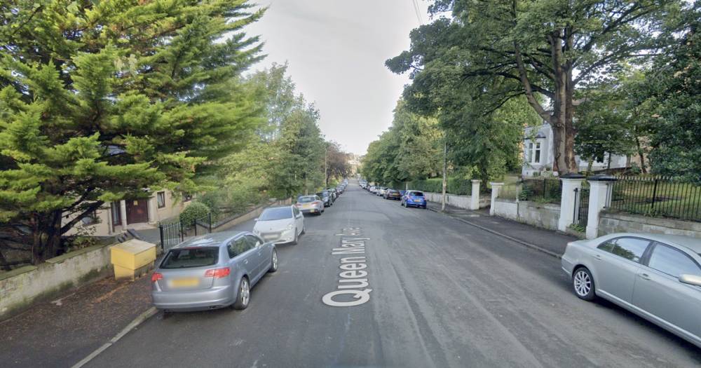 Driver knocked unconscious and robbed by 'group of thugs' in Glasgow - www.dailyrecord.co.uk