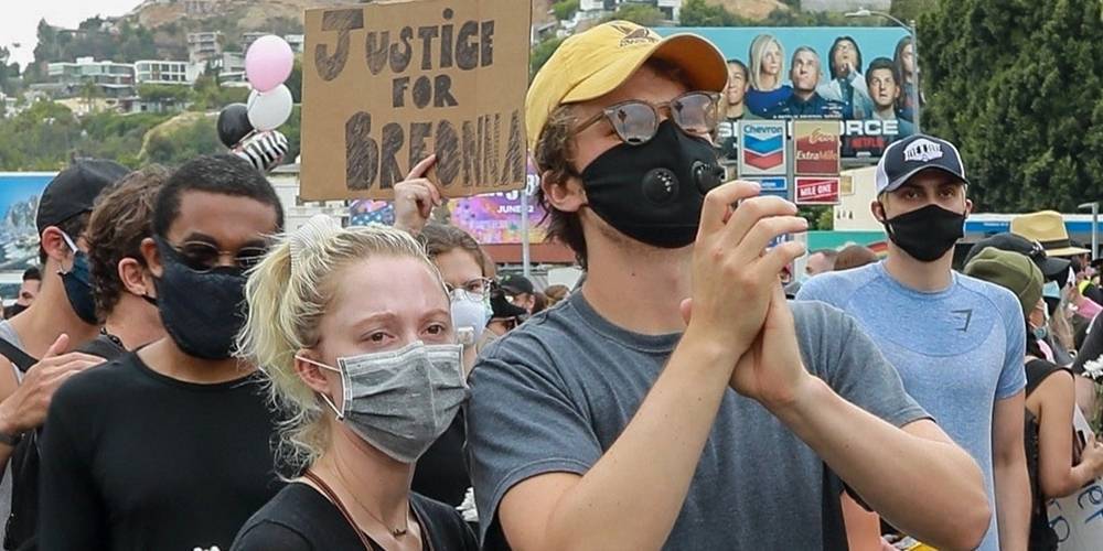 'Stranger Things' Star Joe Keery & Girlfriend Maika Monroe Attend Black Lives Matter Protest - www.justjared.com - Los Angeles