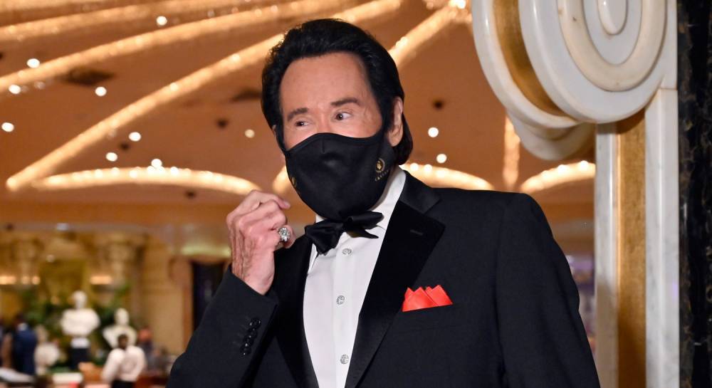 Vegas Casinos Are Reopening & Wayne Newton Showed Up in a Tuxedo + Face Mask - www.justjared.com - Las Vegas - county Newton - county Wayne