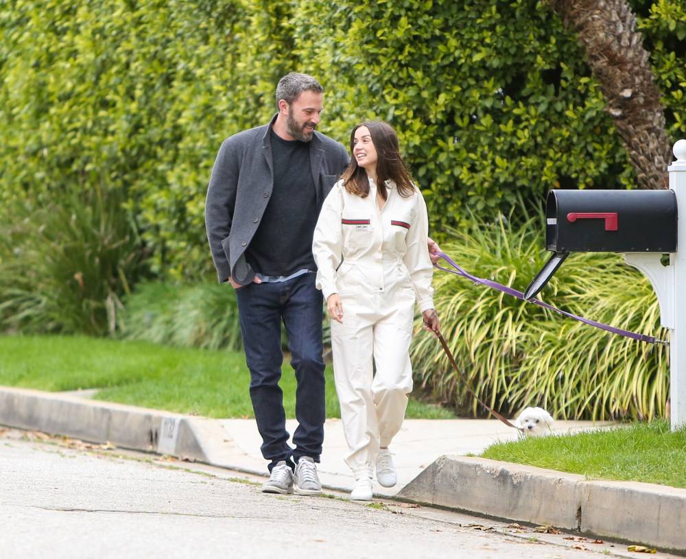 Ben Affleck’s Kids Put A Giant Ana De Armas Cutout In Front Of His House — See The Hilarious Pic - etcanada.com - Los Angeles