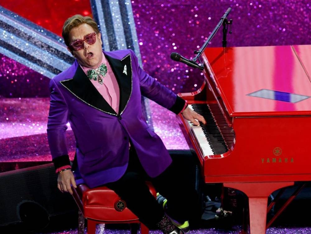 Elton John pays for ex-fiancee's knee surgery - canoe.com
