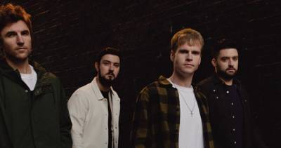 Kodaline's new version of Everyone Changes with Gabrielle Aplin is a lovelorn tale between estranged partners: first listen review - www.officialcharts.com - Ireland