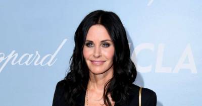 Courteney Cox shares swimsuit selfie with lookalike mum and daughter - www.msn.com