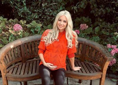 Rosanna Davison tries on mum’s old maternity clothes in sweet snap - evoke.ie