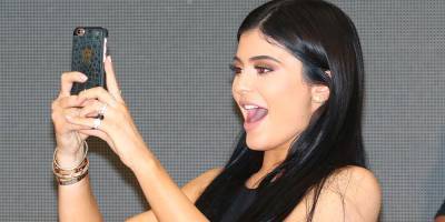 Take Kylie Jenner-Level Selfies Every Time With The Pictar Selfie Pro Kit - www.justjared.com