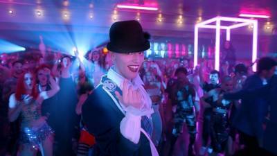 'Everybody's Talking About Jamie' Trailer Welcomes You to the Fabulously Queer Musical - www.etonline.com