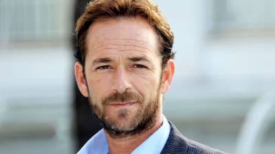 Tori Spelling - Ian Ziering - Luke Perry - Jason Priestley - ‘Beverly Hills, 90210’ Stars Honor Luke Perry on What Would've Been His 54th Birthday - etonline.com