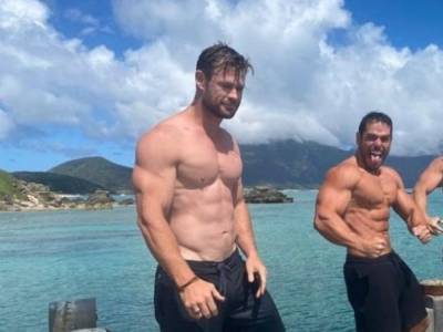 Chris Hemsworth Bares Abs In Sun Soaked Vacation Pictures - etcanada.com - Australia - India