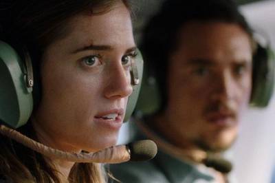 Allison Williams is forced to fly a plane in ‘Horizon Line’ Trailer - www.hollywood.com