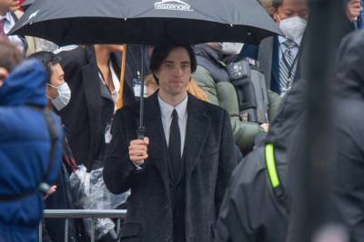 Robert Pattinson spotted on ‘The Batman’ set after COVID-19 shutdown - nypost.com - Britain - county Hall