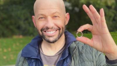 Jon Cryer Loses Wedding Ring On Vancouver Seawall, Finds It With Help From Professional Ring-Finder - etcanada.com - city Vancouver