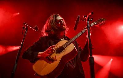 Watch Hozier surprise a busker performing a cover of ‘Take Me To Church’ - www.nme.com - Ireland