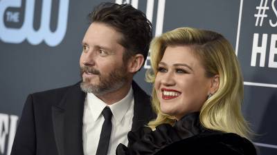 Kelly Clarkson Says She’s ‘Horribly Sad’ After Her ‘S—tty’ Divorce From Brandon Blackstock - stylecaster.com