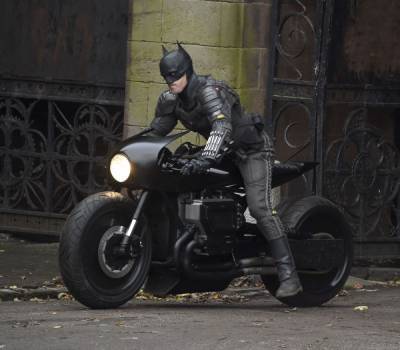 Fans Get First Look At Robert Pattinson’s Batcycle And Suit In New Photos From ‘The Batman’ Set - etcanada.com