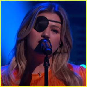 Kelly Clarkson Covers Coldplay's 'The Scientist' - Watch! (Video) - www.justjared.com